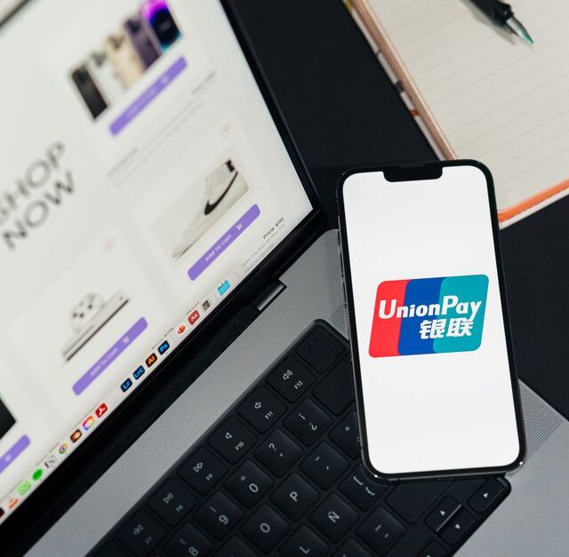 Een bedrijf dat een veilige betalingsgateway integratie implementeert voor online transacties en klanttevredenheid.