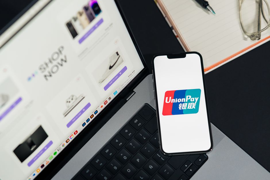 Een bedrijf dat een veilige betalingsgateway integratie implementeert voor online transacties en klanttevredenheid.