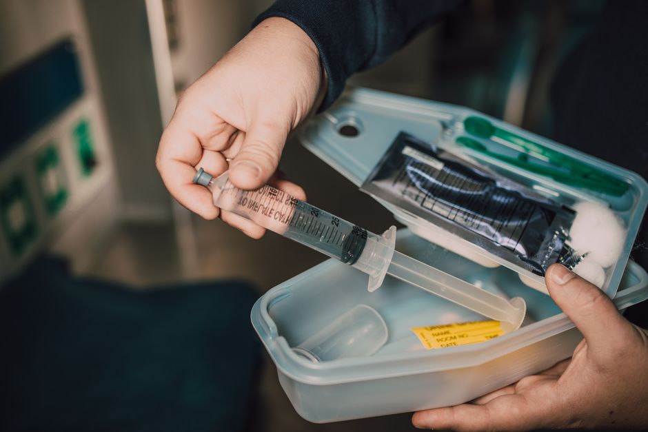 Moderne spritzgussmachine die kunststofafval omzet in nieuwe producten, essentieel voor recyclingprocessen.