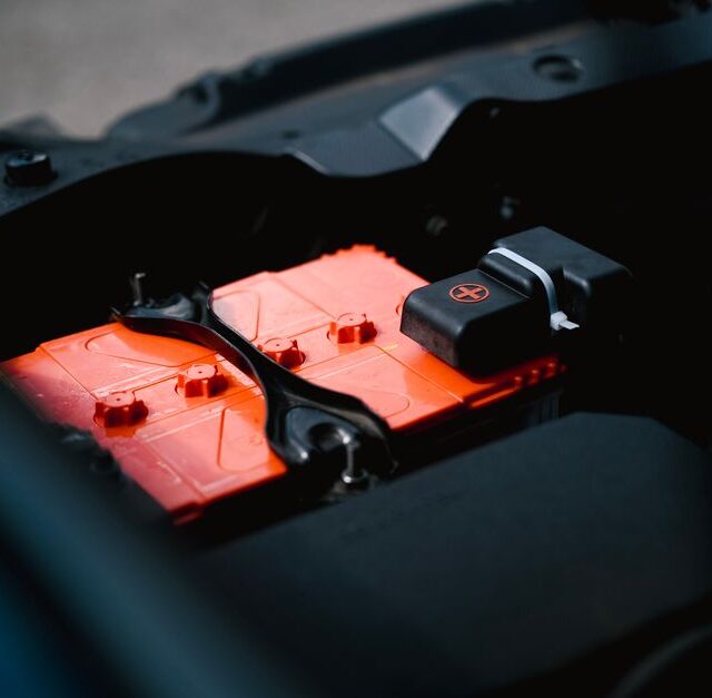 Een persoon die een foutmelding op een batterijsysteem controleert en meldt bij ZSP voor snelle oplossing.