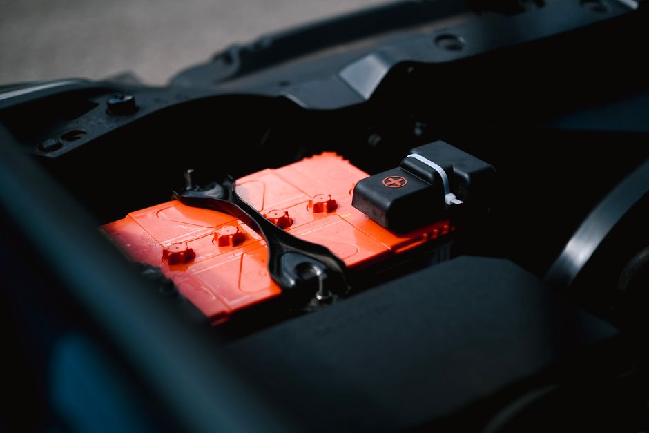 Een persoon die een foutmelding op een batterijsysteem controleert en meldt bij ZSP voor snelle oplossing.